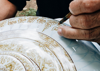 Изготовитель препаратов драгоценных металлов и люстров