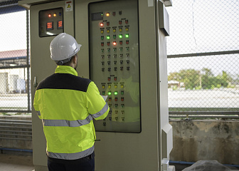 Электромонтер главного щита управления электростанции